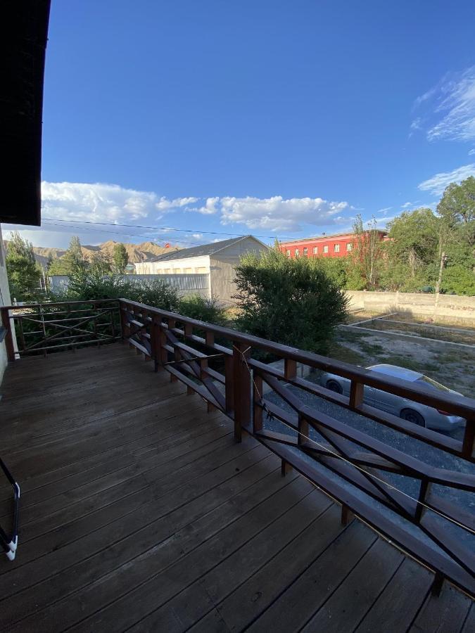 Naryn Guest House Tenir Too מראה חיצוני תמונה